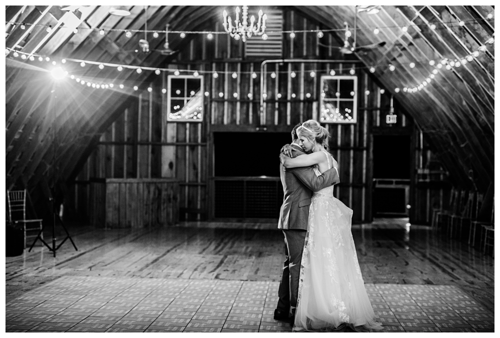 Last dance; last song; last wedding dance; barn wedding; virginia barn wedding; loudoun barn wedding; east lynn farm; classic wedding photography;