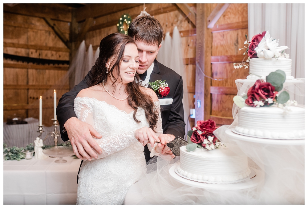 Cake cutting; Wedding cake;