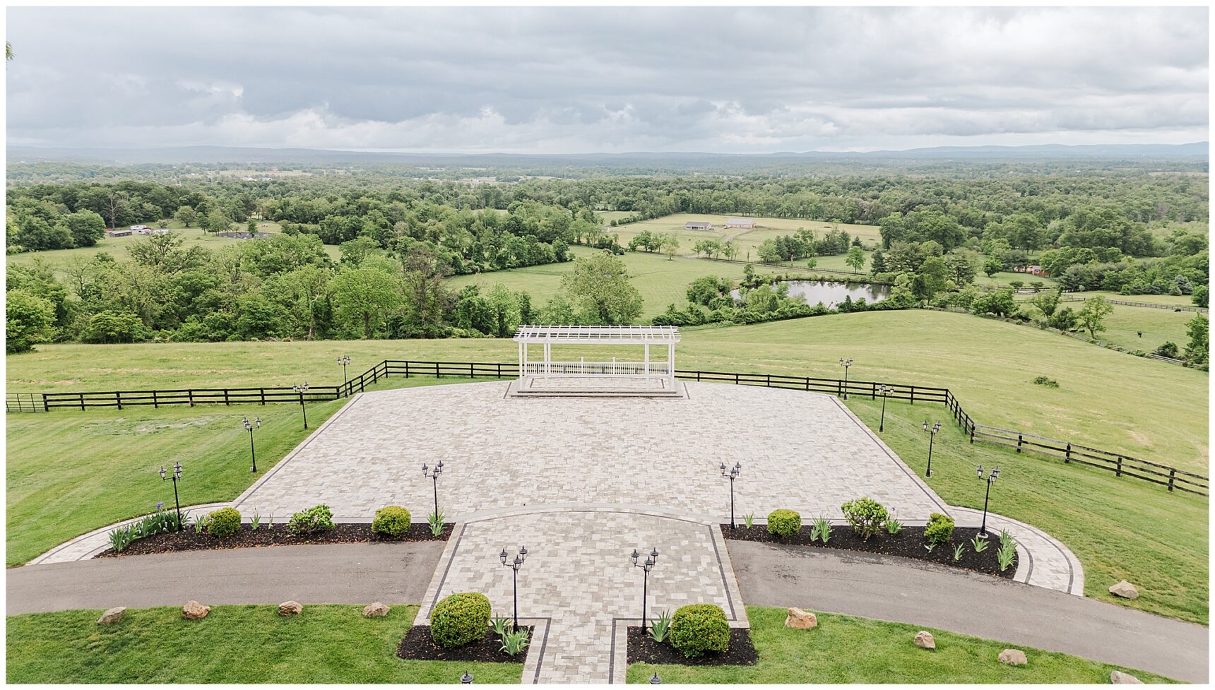 Rainy Wedding Day Inspo, The View at Bluemont, Rainy Wedding Day, Virginia Wedding Venue, Rainy Wedding Photos, Wedding Tips, Brooke Danielle Photography, Virginia Wedding Photographer, Bluemont Wedding Photographer, Loudoun Wedding Photographer,